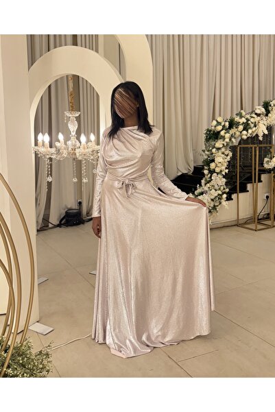 Generic Pearl pink long evening dress with a shiny design and long sleeves