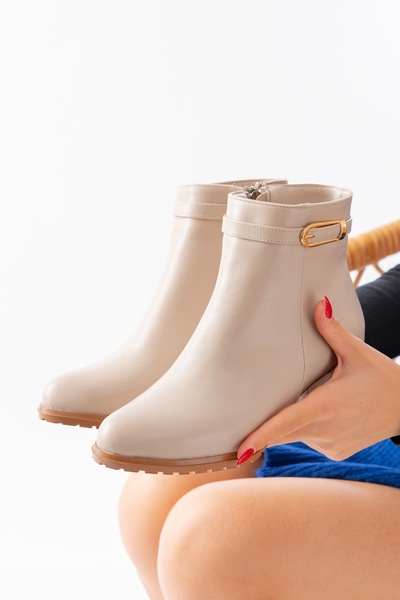 DURUNUN BUTİĞİ Γυναικείες μπότες καθημερινής χρήσης Duber Beige με δερμάτινη αγκράφα (τακούνι 5 εκ.)