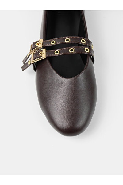 MAGGIO Γυναικείες καθημερινές μπαλαρίνες με καρφώματα σε καφέ χρώμα