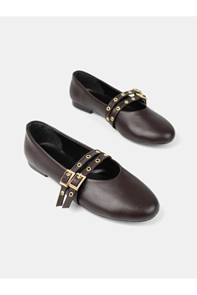 MAGGIO Γυναικείες καθημερινές μπαλαρίνες με καρφώματα σε καφέ χρώμα