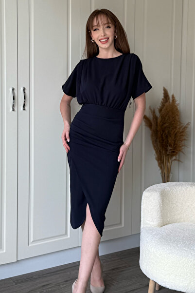 Dilay Gökoğlu Butik Kısa Kollu Şık Önü Yırtmaçlı Lacivert Midi Elbise