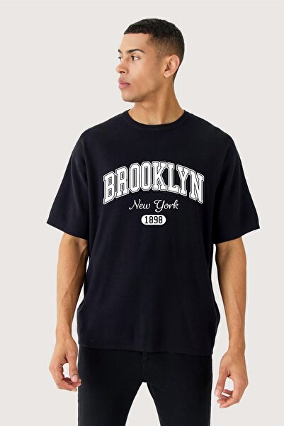 IV QUATTUOR بروكلين - تي شيرت رجالي أبيض بياقة مستديرة وقصة فضفاضة من القطن ا...