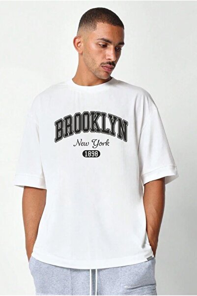 IV QUATTUOR بروكلين - تي شيرت رجالي أبيض بياقة مستديرة وقصة فضفاضة من القطن ا...