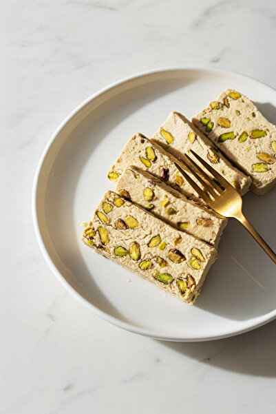 Asırlık Helvacı İsmail Umutlu Helva ve Reçelleri Taze Dökme Antep Fıstıklı Tahin Helvası 400 gr - Taş Değirmen Tahinli