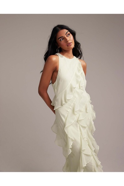 LA فستان ماكسي وصيفات العروس بفتحة رقبة واسعة وكشكشة منحرفة باللون الأخضر الفاتح