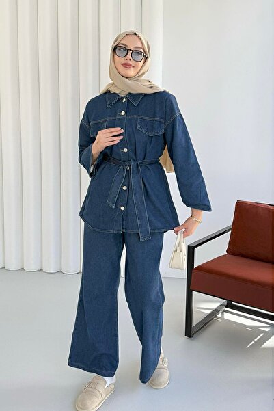 Hatun Atila بدلة دينيم مزدوجة بأزرار أمامية وحزام باللون الأزرق الداكن - 8923