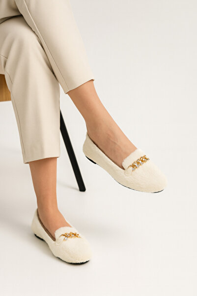 Beyond Жіночі пухнасті домашні капці з ланцюжком та аксесуарами з кремового каменю BYNDVT04