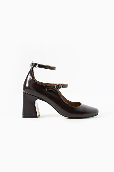 Siena Shoes حذاء روزالين بكعب مزين بمشبك بني اللون