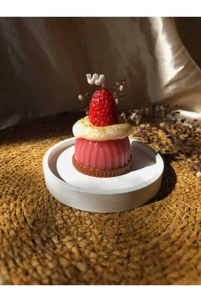 Home Dekoratif ve hediyelik yuvarlak tabakta kremalı simli ve çilek süslemeli...