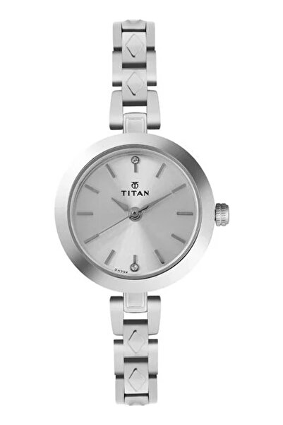 Titan ساعة نسائية تناظرية بمينا فضي - 2598SM01