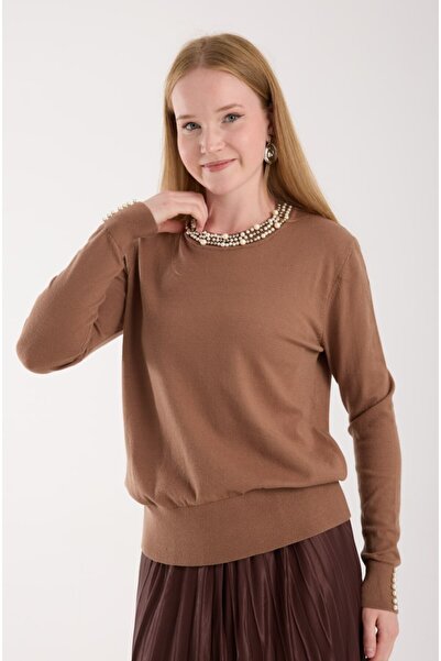 Coşkun GİYİM سترة نسائية بياقة وأكمام مزينة باللؤلؤ وياقة دائرية باللون البني...