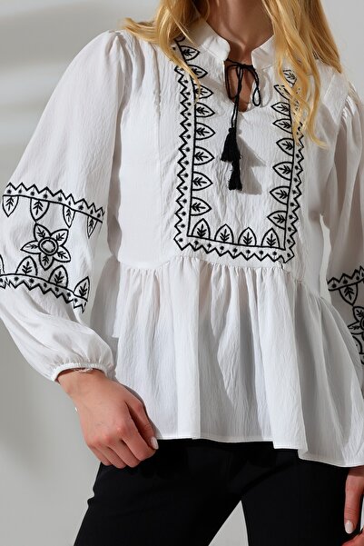 Lir Women's Embroidery Detailed Blouse Ecru