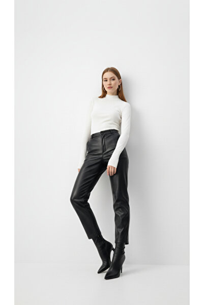 uyguntarz Γυναικείο μπλουζάκι με μαύρο λεπτομερές σχέδιο με ημι-λαιμόκοψη