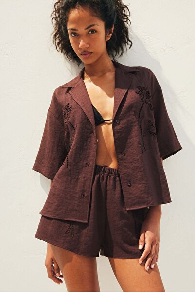 H&M قميص مطرز بالانجليزية