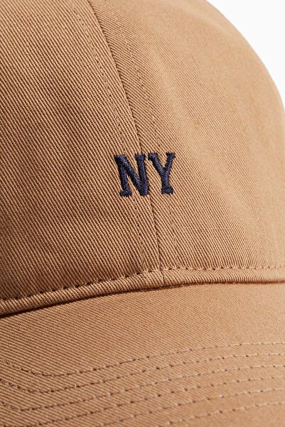 H&M قبعة من قماش مائل بزخارف مطرزة