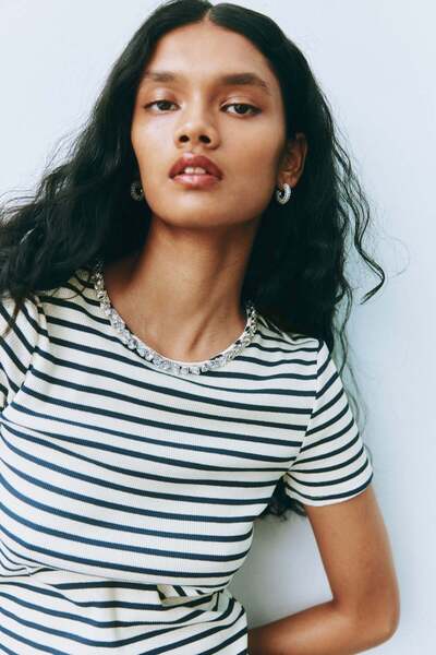 H&M تي شيرت مزين بأحجار الراين