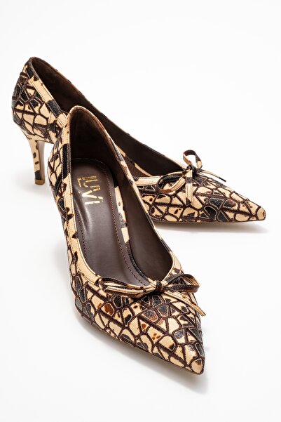 LuviShoes حذاء كامدن نسائي بكعب عالٍ وربطة عنق منقوشة باللون البيج