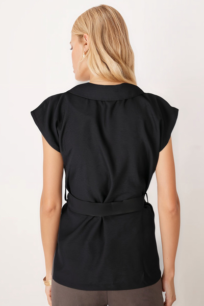 armonika Γυναικείο μαύρο ανδρικό γιλέκο με λινό εμάλλοντο χρώμα με ζώνη στη μέση ARM-25Y001079