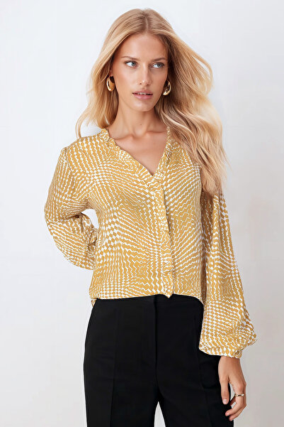 armonika Γυναικεία μπλούζα με λαδί πράσινο γιακά και μανίκια με βολάν μπροστά...