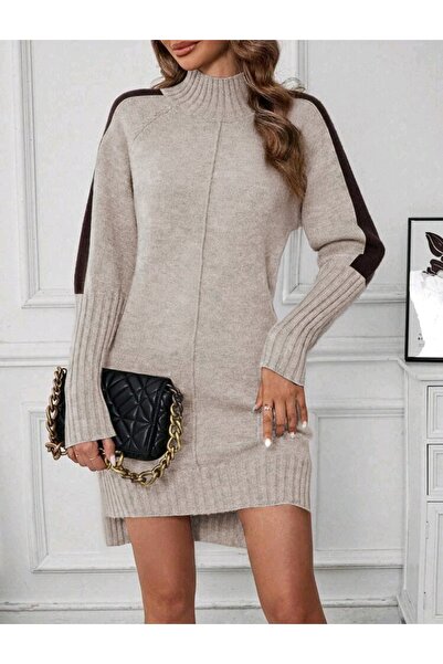 Bracha Fél garbós kötött ruha, ujjánál csíkos részletekkel, dupla slicceléssel, elöl rövid, hátul hosszú kivitelben