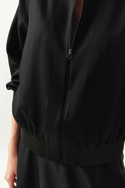 Exquise Crew Neck Pocket Satin Surface Regular Zipper Jacket