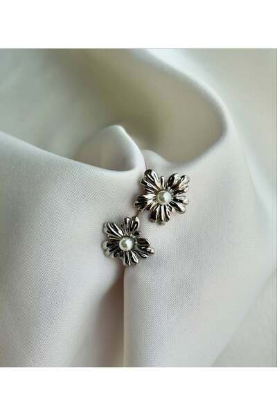 yeknova أقراط نسائية فضية اللون بنمط زهور وتفاصيل لؤلؤية، موديل لا يفقد بريقه