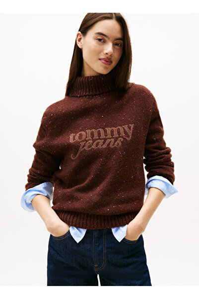 Tommy Jeans Balıkçı Yaka Standart Baskılı Kahve Kazak Kadın DW0DW21687GS7