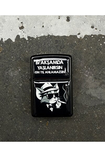 Duftpalm BİR AKŞAMDA YAŞLANIRSIN ON YIL ANLAMAZSIN Tasarımlı Benzinli Siyah Çakmak