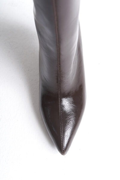 LDR Γυναικείες μπότες καφέ λουστρίνι με λεπτό τακούνι με μυτερή μύτη κάτω από το γόνατο