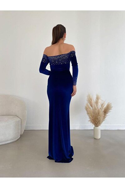 Modafeminen Esnek Kadife Kumaş Taş İşlemeli Omuzları Açık Yaka ve Yırtmaç Detaylı Abiye Elbise 582676 SAKS