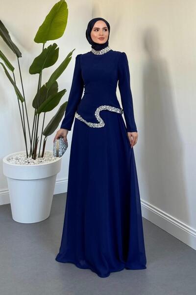 MERVEN AKYÜZ Ravell Boynu Ve Bel Kısmı Taşlı Abiye Lacivert