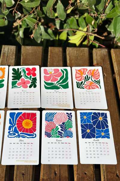 Sticker Ekspres 2026 Canlı Renklerde Matisse Çiçekli Ahşap Standlı Özel Tasarım Takvim, 2026 Masaüstü Takvim Hediye
