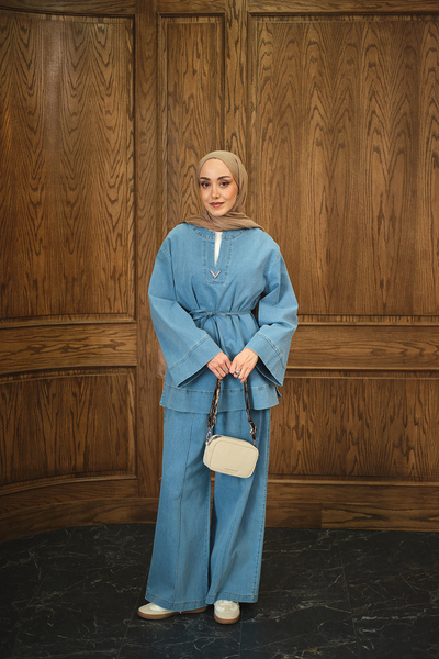 LOCCO Γυναικείο σετ με λεπτομέρεια βραχυκυλινδρικής καρφίτσας σε ανοιχτό μπλε χρώμα