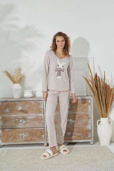 Sevim Γυναικείο σετ πιτζάμες με μακρυμάνικο μπεζ χρώμα με λαιμόκοψη σε σχήμα V με πουά και στάμπα κουνελιού C7T0N151