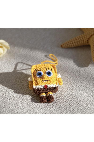 Sustaina Craft El Yapımı Örgü Sünger Bob Charm – Sevimli Amigurumi Karakter Figürü