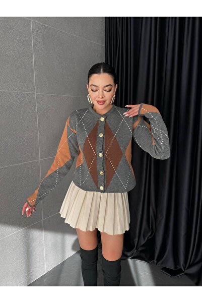 dibcollectionn سترة كارديجان بتفاصيل زر أصفر ونقشة البقلاوة