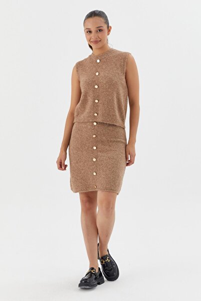 Shopping Shop طقم تنورة بتفاصيل أزرار باللون البيج