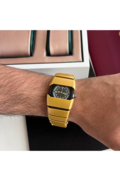 catera An elegant watch with a unique design that combines luxury and boldness.