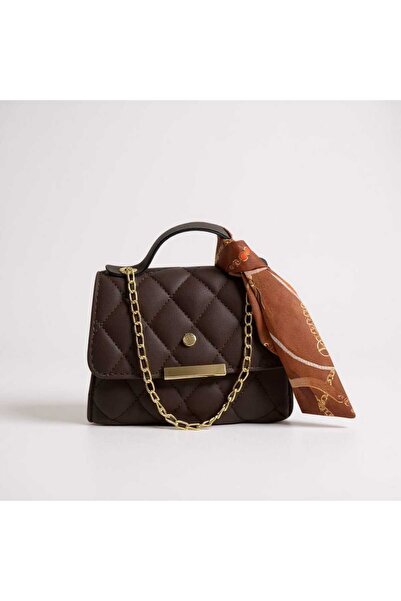 Daisy Bag Co. Γυναικεία τσάντα με μπεζ καπιτονέ λουράκι με αλυσίδα και λεπτομέρεια φουλάρι