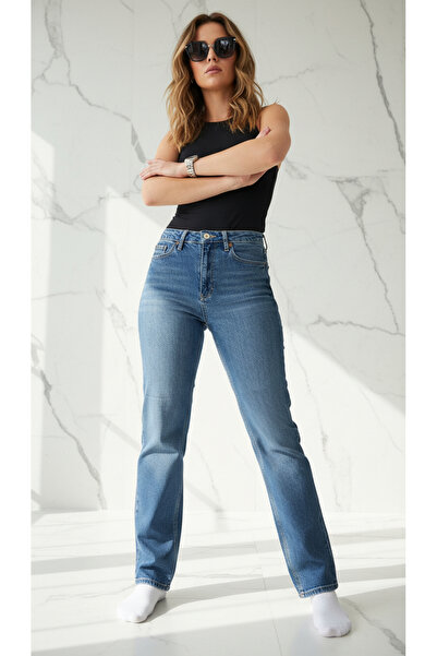 Vellorra Beş cepli, yüksek bel jean. Dikişsiz kısa kesim paça. Fermuarlı ve m...