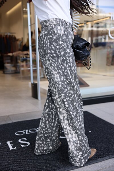 Özge Özgenç Τζιν με μοτίβο μπατίκ