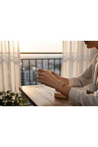 CLOVER JEWELRY سوار نسائي من سلسلة معدنية فضية اللون – تصميم أنيق وراقٍ