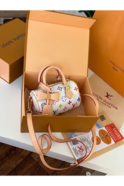 Generic Shoulder bag with accessories