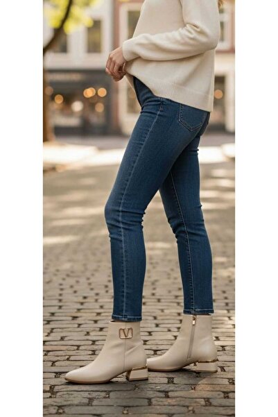 AYENDE MODA Γυναικείες μπότες casual με κοντό τακούνι σε μπεζ γυαλιστερό δέρμα με χρυσή αγκράφα |   Η νέα σεζόν αναζωογονεί τον Χρόνο της Νοεμβρίου