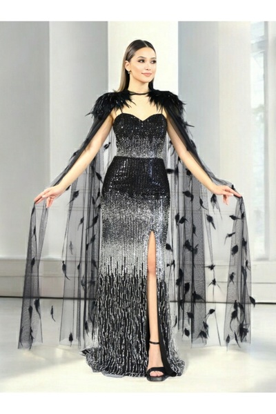 FaBe Fashion İP ASKILI KALP YAKA YIRTMAÇLI TÜY DETAYLI SEYYAR TÜL PELERİNLİ BONCUKLU ELBİSE