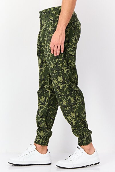 Levi's Men Regular Fit Camouflage Cargo Pants, Multicolor