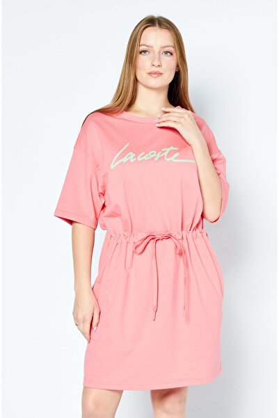 Lacoste فستان قصير بأكمام قصيرة وشعار العلامة التجارية للنساء، قرمزي