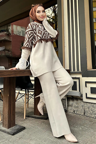 Butik Kadın Tesettür Bisiklet Yaka Desenli Triko Tunik ve Bol Paça Pantolon Alt Üst Takım Bej