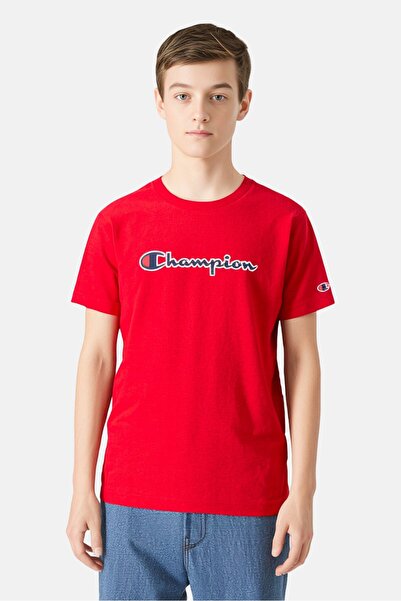 Champion تي شيرت خارجي بأكمام قصيرة وشعار العلامة التجارية للأطفال للأولاد، أحمر