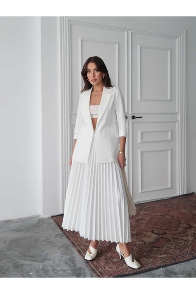 Swass طقم سترة وتنورة طويلة بيضاء مطوية